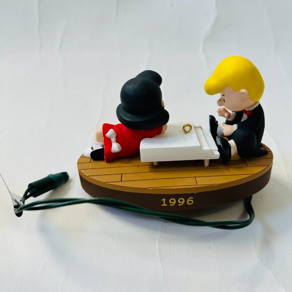 1996 Peanuts Schroeder and Lucy Magic Hallmark Ornament Box Piano Musical - Picture 3 of 5